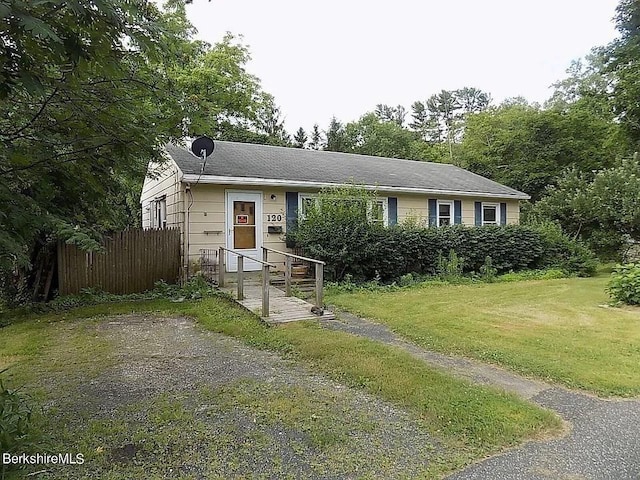 view of front facade with a front yard