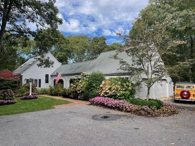 view of front of home featuring a garage and a front yard