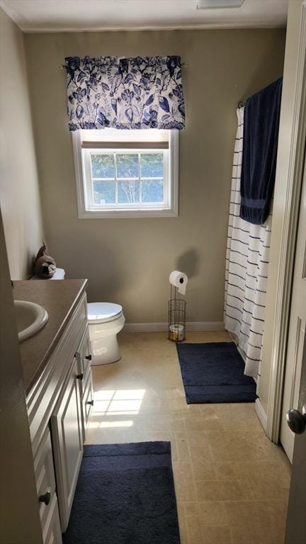 full bathroom featuring vanity, baseboards, toilet, and a shower with curtain