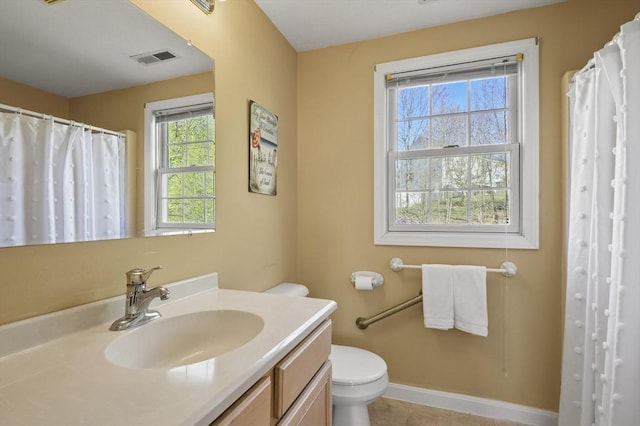 full bath featuring vanity, toilet, baseboards, a shower with curtain, and visible vents