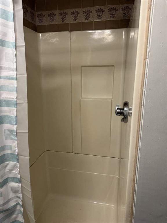 details featuring a shower with curtain