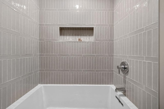 bathroom with tiled shower / bath combo