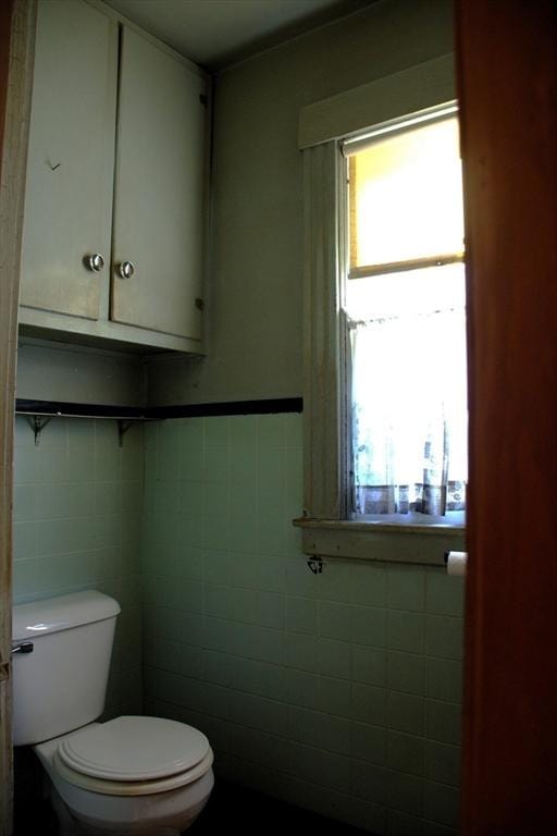 142 College St, Worcester, MA 01610 - bathroom with tile walls
