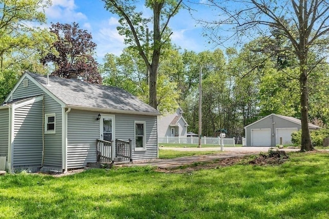 view of outdoor structure with an outbuilding