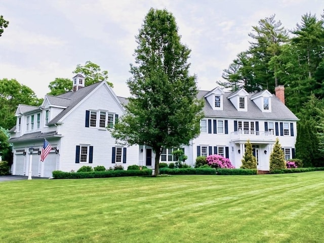view of front of house featuring an attached garage, driveway, and a front yard