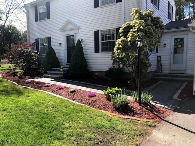 view of front facade featuring a front yard