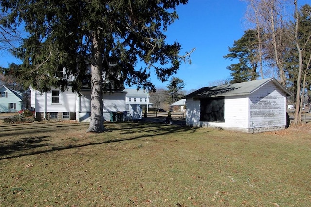 view of yard featuring an outbuilding