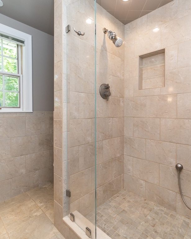 bathroom featuring a tile shower