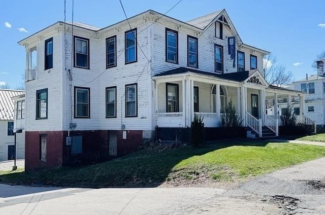 view of front of property featuring a porch and a front lawn