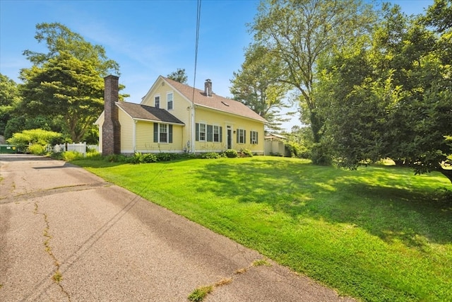 view of front facade with a front lawn