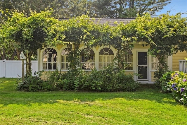 view of front facade with a front lawn