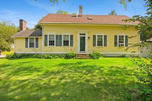 view of front facade featuring a front lawn