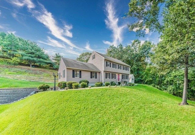 view of front of home featuring a front lawn