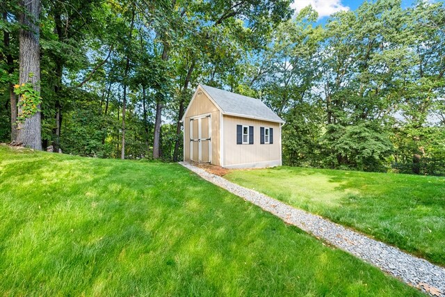 view of yard featuring a shed