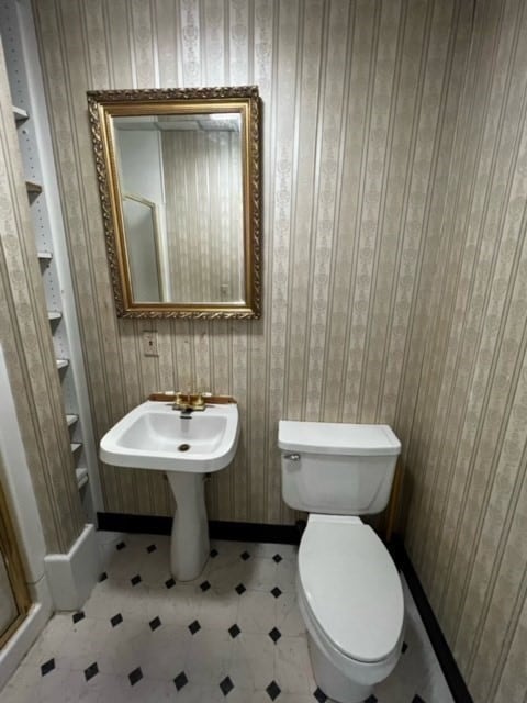 bathroom featuring toilet and sink