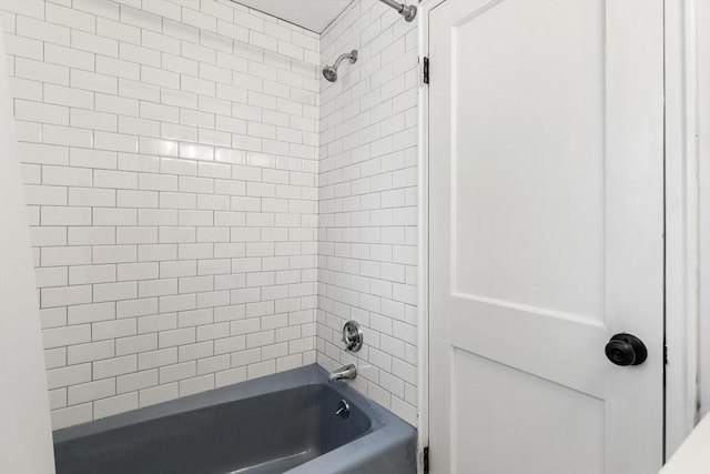 bathroom with tub / shower combination