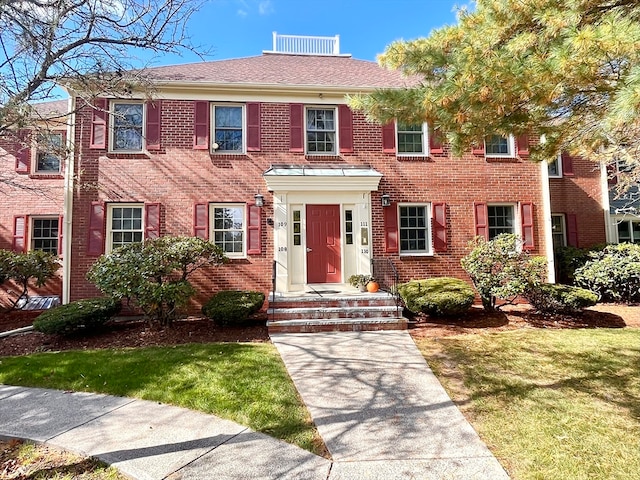 view of front of home featuring a front yard