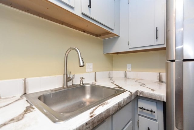 1186 Worcester Rd Unit 1221, Framingham, MA 01702 - kitchen with freestanding refrigerator and a sink