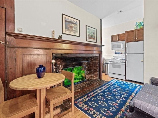 living area with light hardwood / wood-style flooring