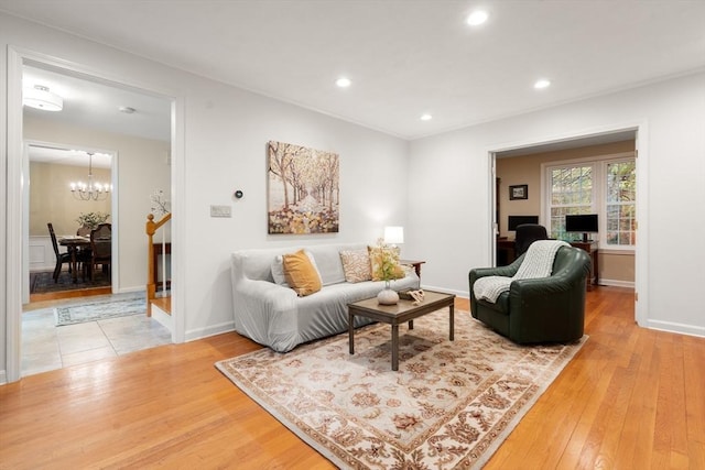 living room with wood finished floors, a chandelier, recessed lighting, and baseboards