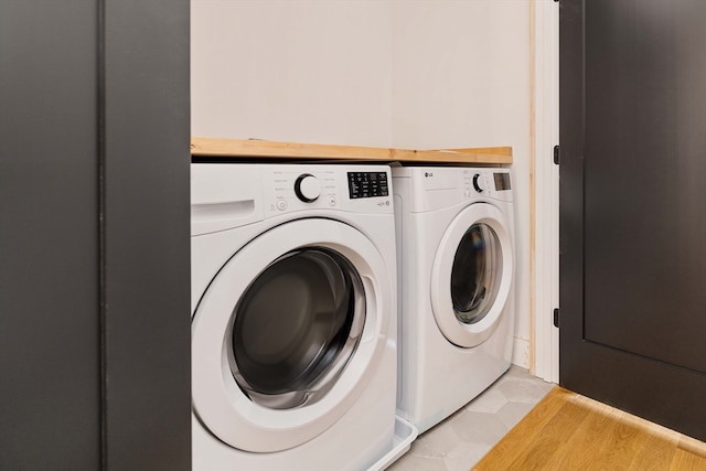 laundry area featuring light tile patterned floors and independent washer and dryer