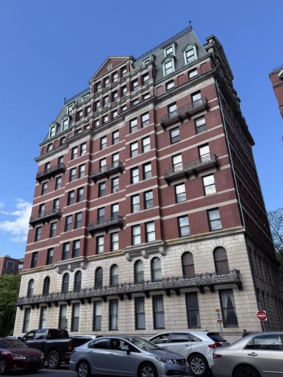 view of apartment building / complex