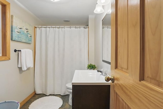 full bathroom with toilet, vanity, baseboards, and a shower with shower curtain