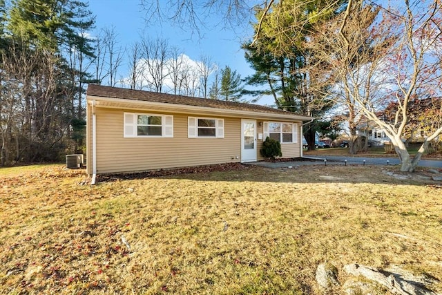 view of front facade featuring a front yard and central AC