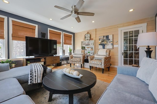 living area featuring light wood-type flooring, a ceiling fan, and recessed lighting