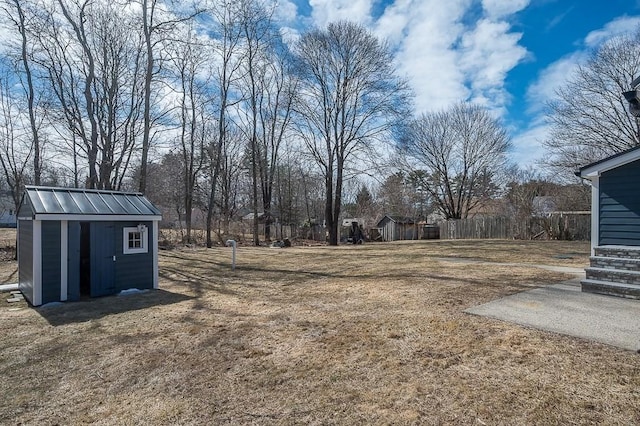 view of yard featuring an outdoor structure and a shed