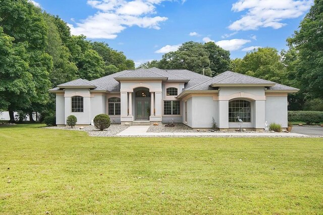 view of front of house featuring a front lawn