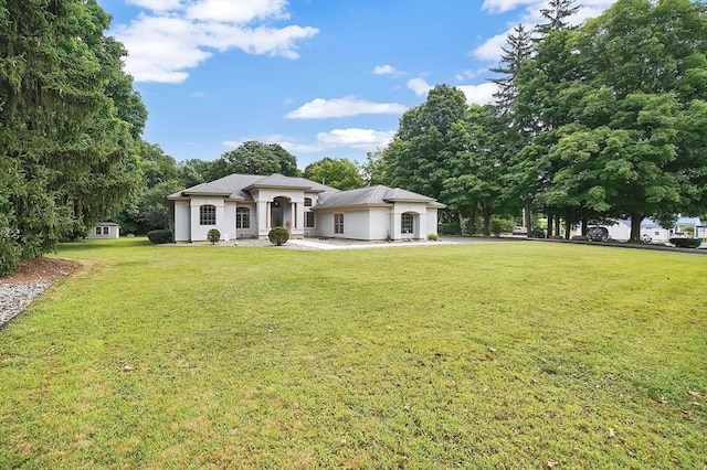 view of front of property featuring a front lawn