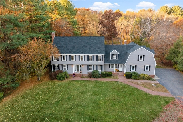 colonial home featuring a front yard