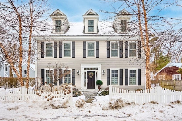 view of front facade featuring fence private yard