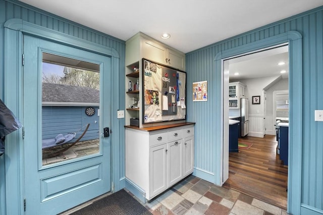 entryway featuring a decorative wall