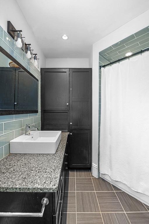 bathroom with vanity, tasteful backsplash, a shower with curtain, and recessed lighting