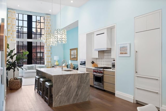 45 Temple St Unit 410, Boston, MA 02114 - kitchen featuring high end stove, modern cabinets, a sink, a high ceiling, and dark wood-type flooring