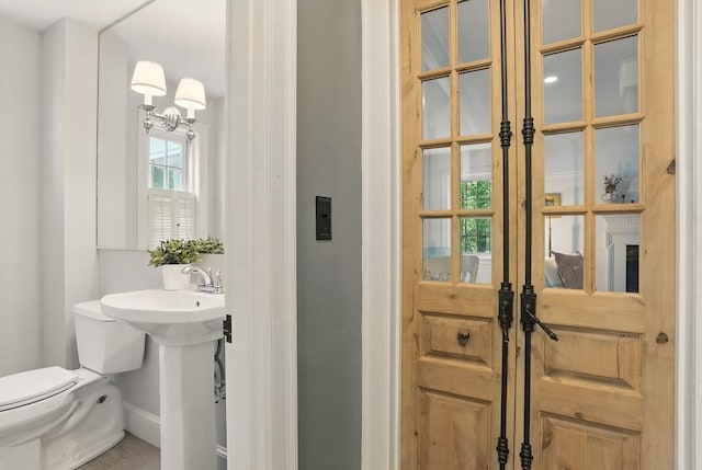 171 Brentwood Cir, North Andover, MA 01845 - bathroom with toilet, baseboards, and a sink