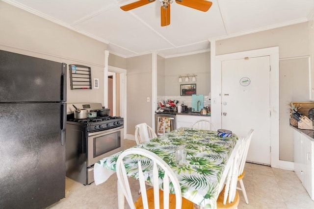 dining room with ceiling fan