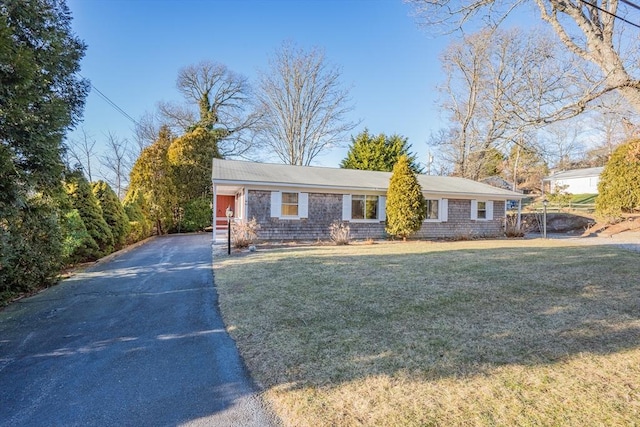 ranch-style home featuring a front yard