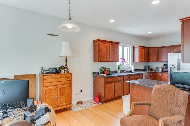 28 Picket Fence, Plymouth, MA 02360 - kitchen featuring light wood-style floors, appliances with stainless steel finishes, a sink, pendant lighting, and baseboards
