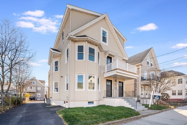 view of front of home featuring a balcony