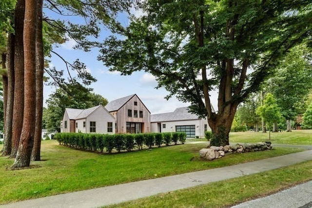 view of front facade featuring a front yard