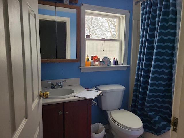 full bathroom featuring toilet, curtained shower, and vanity