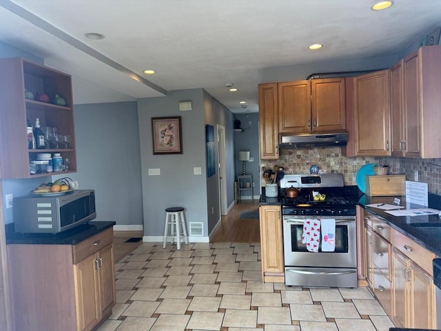kitchen with stainless steel appliances, recessed lighting, under cabinet range hood, backsplash, and baseboards