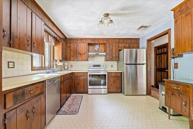 9 Oak Hill Rd, Mendon, MA 01756 - kitchen featuring appliances with stainless steel finishes, a sink, a chandelier, light flooring, and backsplash