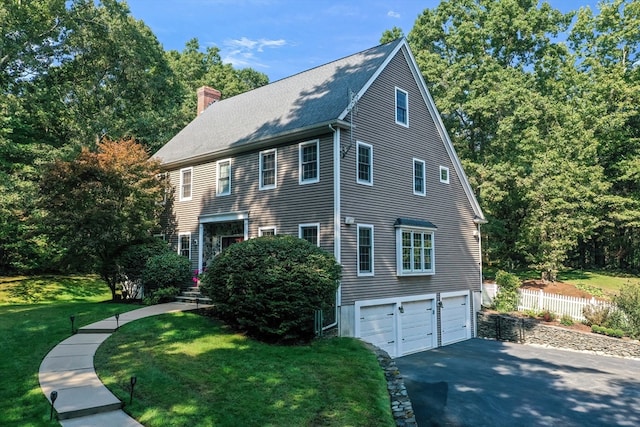 view of front of property featuring a front lawn and a garage