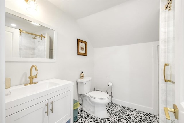 full bath with toilet, vaulted ceiling, vanity, tiled shower, and baseboards