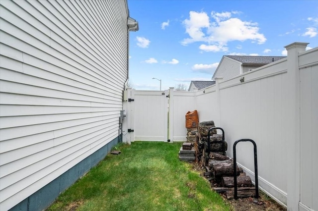 view of yard featuring a gate