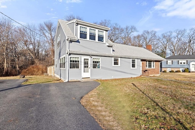 front facade featuring a front yard